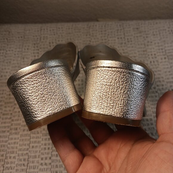 Marc Fisher 'Veva' women's silver metallic scallop edge thong sandals sz 10 M - Picture 7 of 13